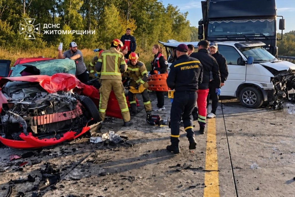 На Житомирщині в ДТП понівечено чотири авто, госпіталізовано шістьох осіб, зокрема трьох дітей